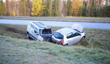 FOTOD | Teed on libedad! Jõelähtme vallas sõitis kaks autot teelt välja kraavi