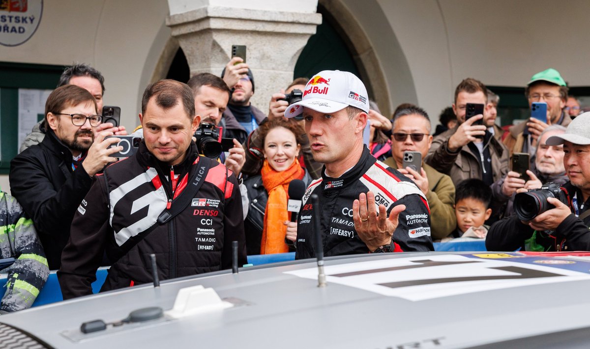 MM-sarja liider Sebastien Ogier juhib ka Kesk-Euroopa rallit. Temaga samas tempos püsib ainsana tiimikaaslane Kalle Rovanperä.