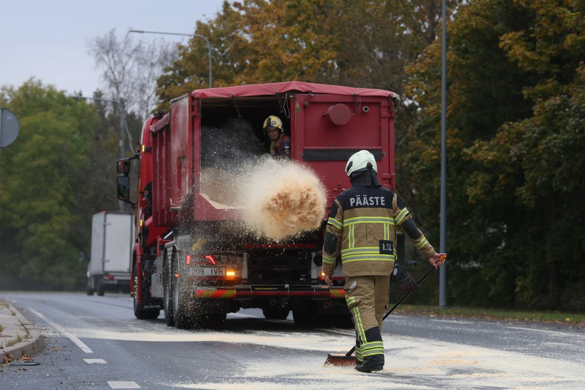 FOTOD | Viimsi ringteel on ulatuslik naftareostus, üks sõidusuund suleti