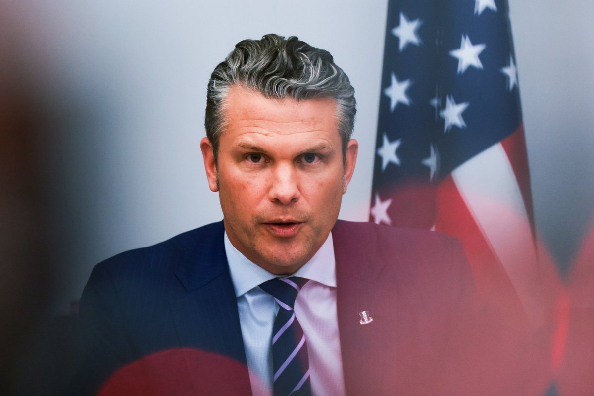 USA kaitseministri lennuk tegi Suurbritannias ootamatu maandumise