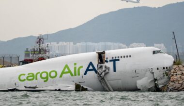 VIDEO | Hongkongis libises kaubalennuk maandumisrajalt välja ja tappis kaks lennuvälja töötajat