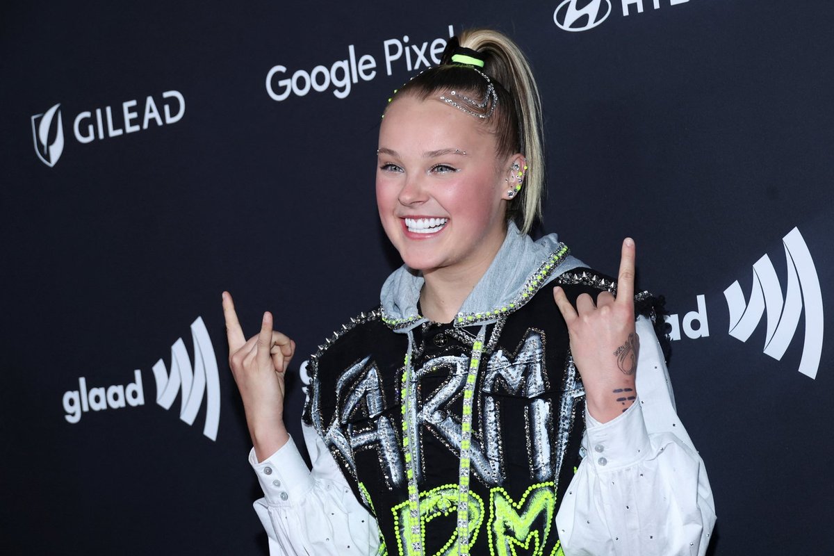 VIDEO | Laulja JoJo Siwa viskas tema juuste üle nalja teinud fänni kontserdilt välja
