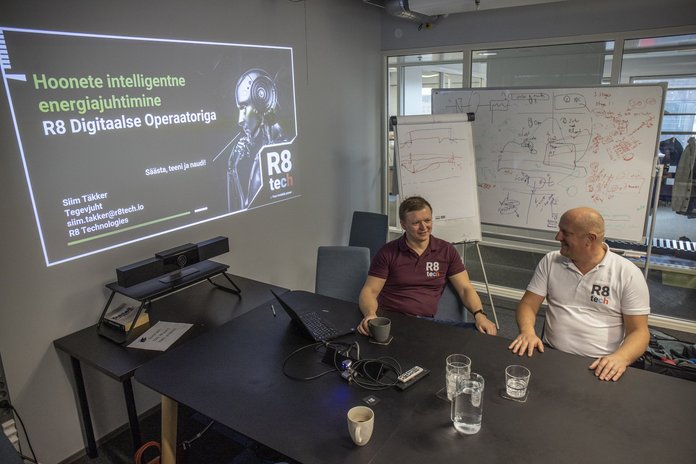 R8 digioperaator Jenny ühed arhitektid Siim Täkker (vasakul) ja Kristo Peerna.