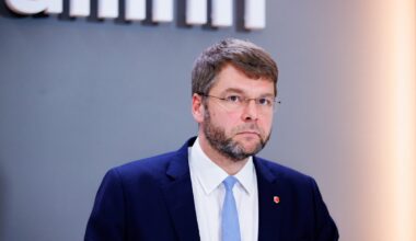 OTSEPILT | Ossinovski räägib Tallinna linnavalitsuse pressikonverentsil kõnniteede talvisest hooldamisest - Delfi