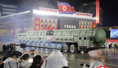 Põhja-Korea demonstreeris sõjaväeparaadil uut mandritevahelist raketti