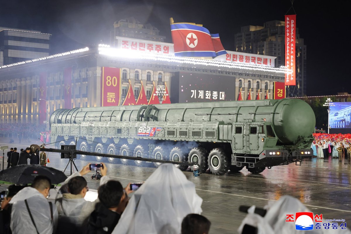 Põhja-Korea demonstreeris sõjaväeparaadil uut mandritevahelist raketti