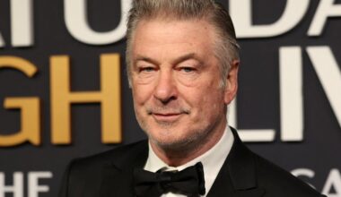 Alec Baldwin sõitis abikaasa autoga vastu puud. Näitleja püüdis vältida kokkupõrget prügiautoga