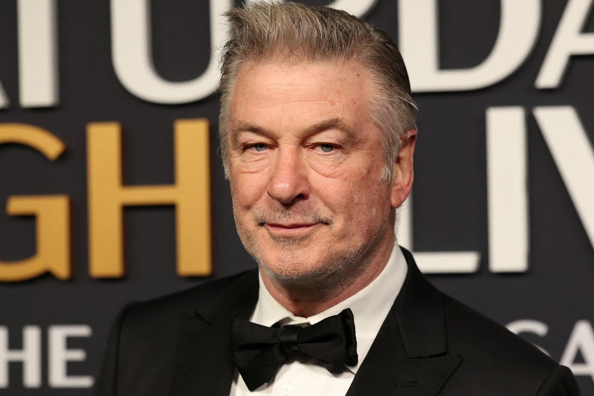 Alec Baldwin sõitis abikaasa autoga vastu puud. Näitleja püüdis vältida kokkupõrget prügiautoga