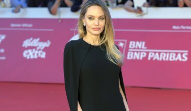 Angelina Jolie demonstreeris esilinastusel massiivset tätoveeringut