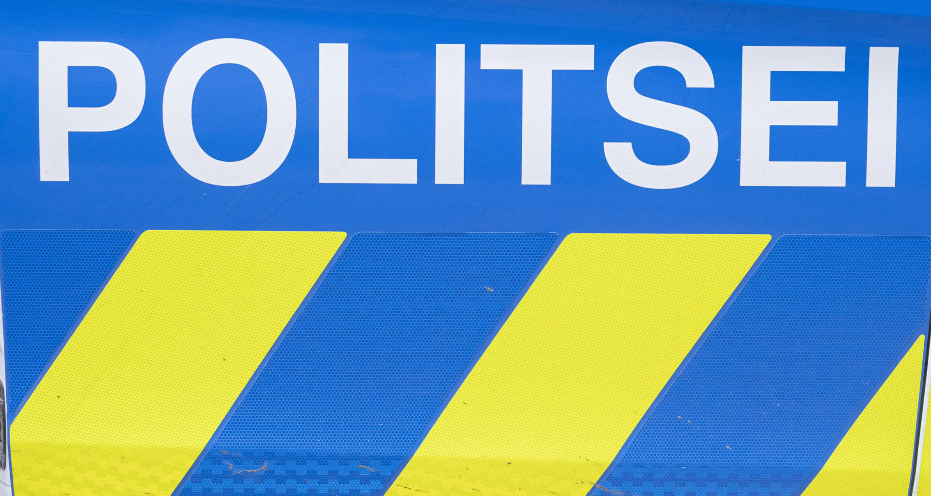 LIIKLUSÕNNETUS | Kurvis juhitavuse kaotanud autojuht sõitis vastu teemärgistust