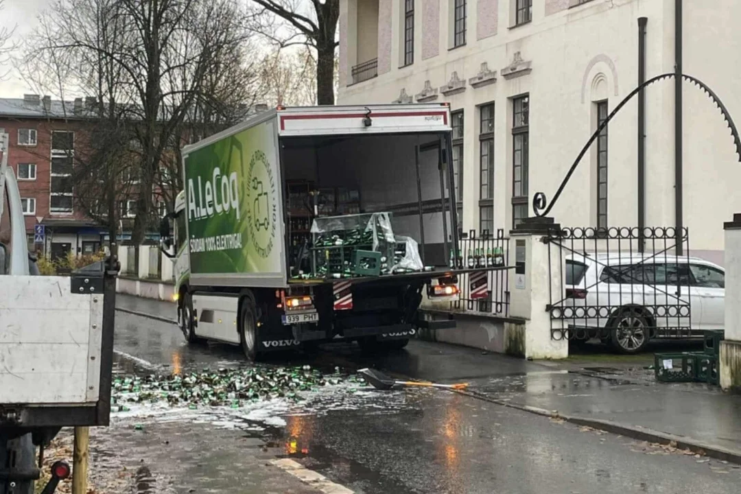 SUUR KADU! Tartus kukkus kaubikust välja kastide viisi õlut: „See oli pooleteist päeva kogus.“