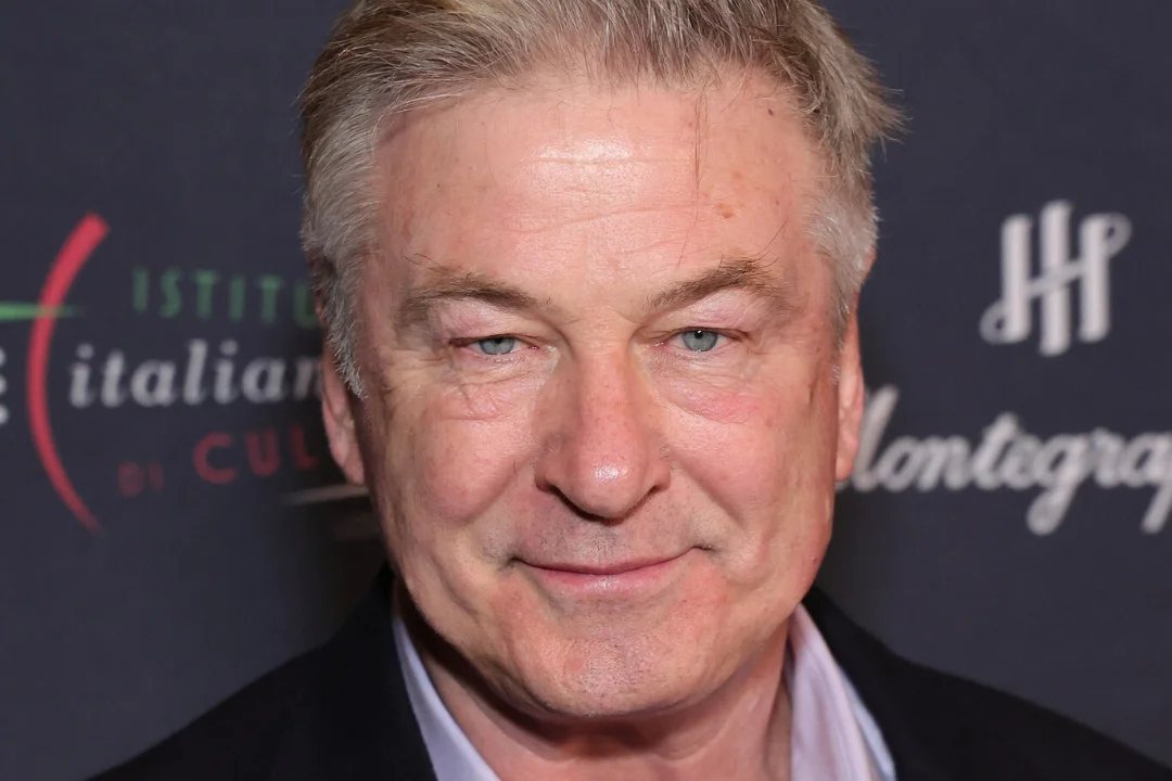 Alec Baldwin sõitis abikaasa autoga vastu puud: minuga on kõik korras!