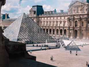 Pariisis rööviti Louvre'i, muuseum suleti