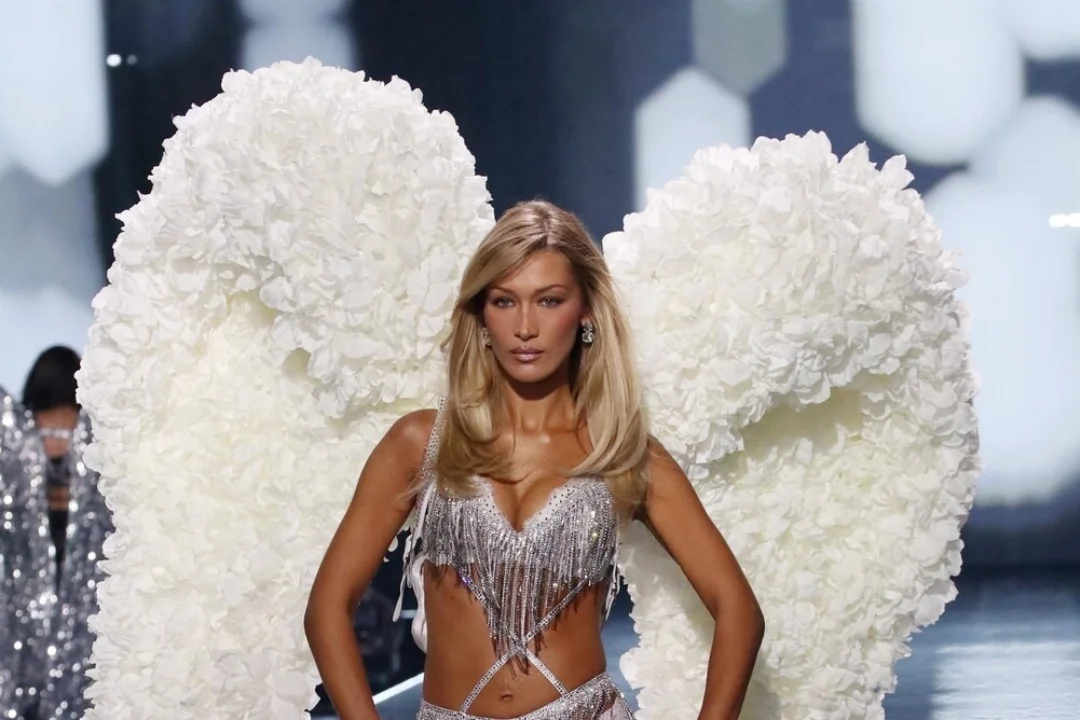 Tõvevoodist tõusnud Bella Hadid paistis Victoria’s Secreti pesuinglina kohe-kohe kokku varisevat