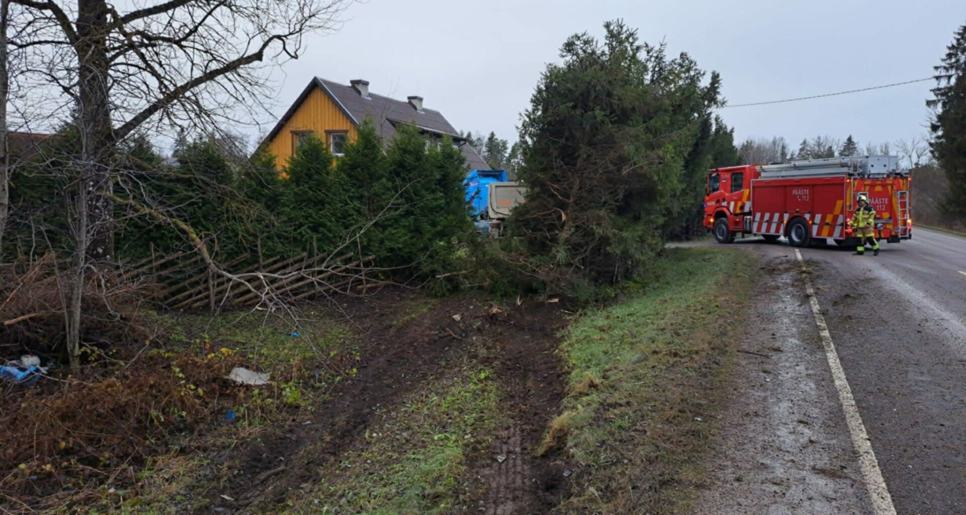 TÄIENDATUD: Liiklusõnnetus Ringutal, Märjamaa vallas. Purunenud rehviga veoauto sõitis maja hoovi