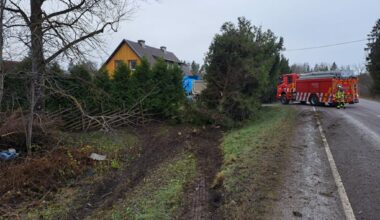 TÄIENDATUD: Liiklusõnnetus Ringutal, Märjamaa vallas. Purunenud rehviga veoauto sõitis maja hoovi
