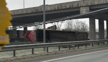 FOTOD | Harjumaal sõitis veoauto viaduktilt alla, juht on kabiinis kinni