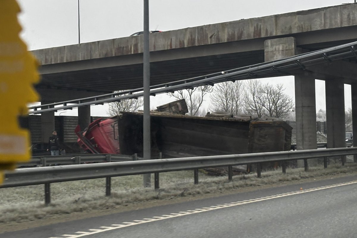 FOTOD | Harjumaal sõitis veoauto viaduktilt alla, juht on kabiinis kinni