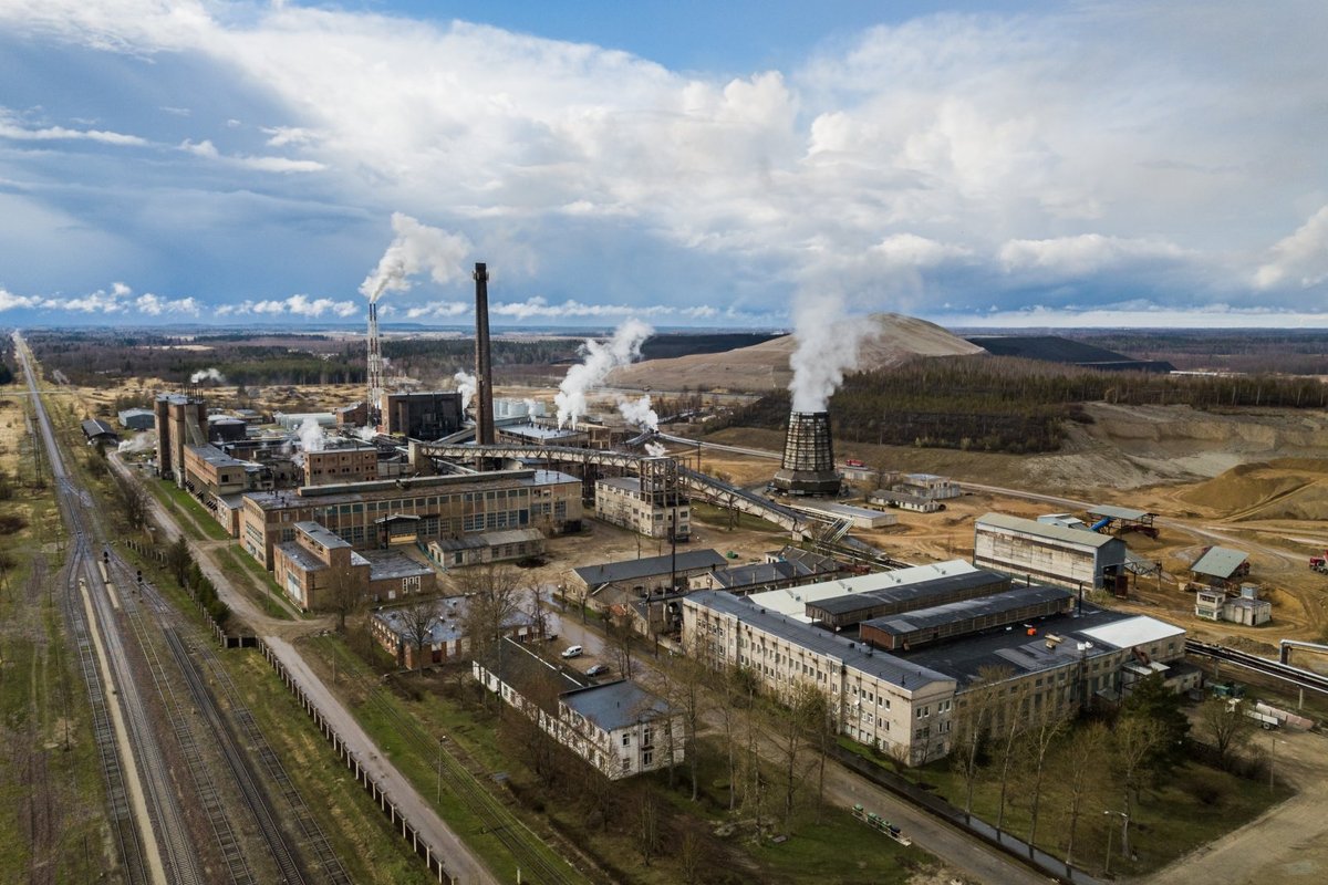 Kiviõli keemiatööstuses toimus raske tööõnnetus. Põletada saanud naine viidi haiglasse