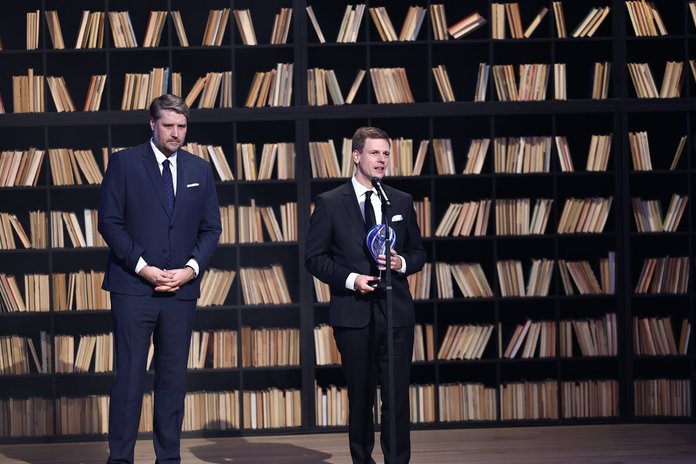 Auhinda vastu võtmas.