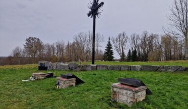 FOTOD | Ida-Virumaal lõhuti taas Sinimägede memoriaali mälestuskivide kallal