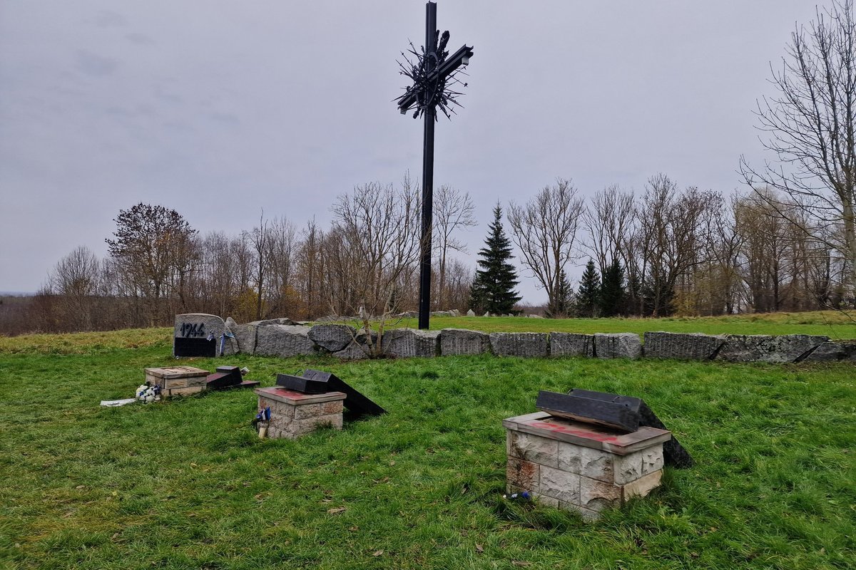 FOTOD | Ida-Virumaal lõhuti taas Sinimägede memoriaali mälestuskivide kallal