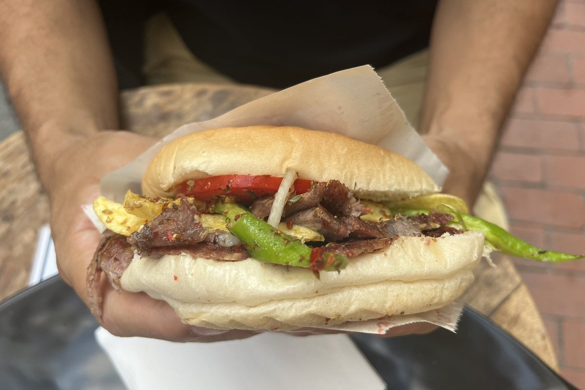 Kahtlustatav toidumürgitus tappis Istanbuli turismisihtkohas ema ja kaks last