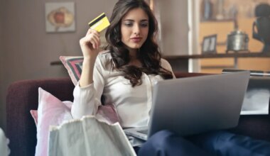 E-OSTLEMINE TURVALISEMAKS ⟩ LHV hakkab hoiatama tehingute eest mustas nimekirjas olevate kauplejatega