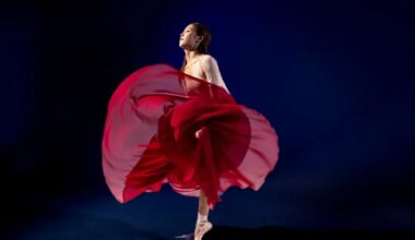 naine hõljub uue kleidiga toas ringi