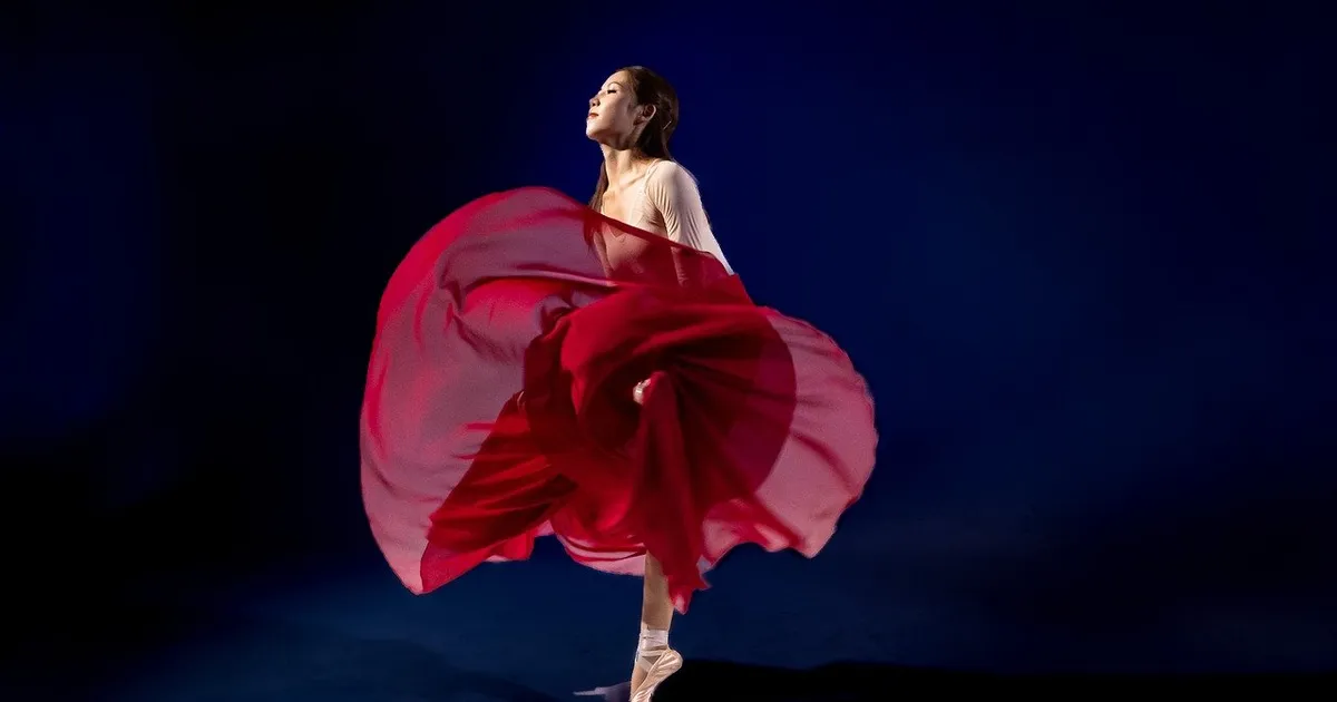 naine hõljub uue kleidiga toas ringi