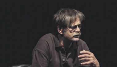 Tõnu Oja alias Laur Lomper esitleb uut luuleraamatut, millele annab kaasa kasutusjuhendi