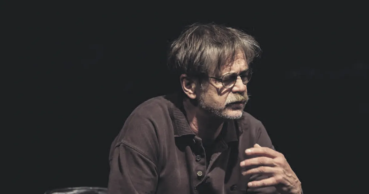 Tõnu Oja alias Laur Lomper esitleb uut luuleraamatut, millele annab kaasa kasutusjuhendi