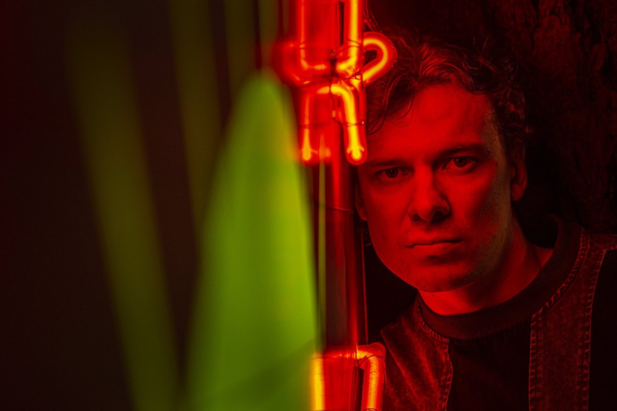 Ott Raidmets teeb lavastust vägistamise käsitlemisest kohtus: lugedes ohvrite lugusid, on häbi olla mees