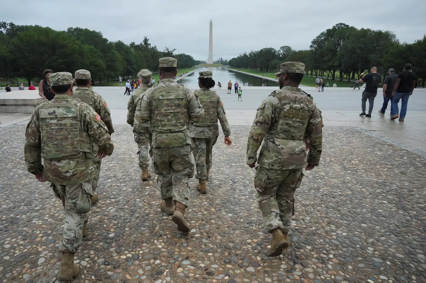 Rahvuskaartlased Washingtoni monumendi juures.