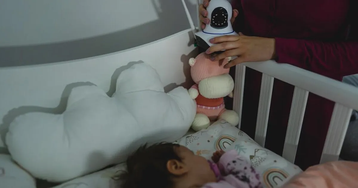 Naine vaatas beebimonitori ja ei uskunud oma silmi – vaata, mida isa lapse toas tegi