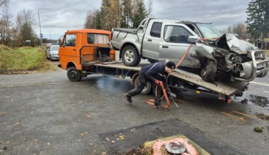 GALERII ⟩ Puukuuri põrutanud sõiduauto niitis ühtlasi maha kiiruskaamera