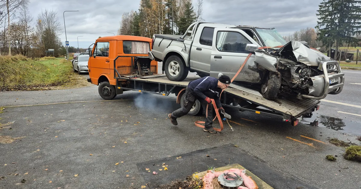 GALERII ⟩ Puukuuri põrutanud sõiduauto niitis ühtlasi maha kiiruskaamera