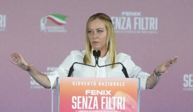 MELONI VAIKIB ⟩ Itaalia peaministri partei kontorist kaikusid fašismi ja Mussolinit ülistavad laulud