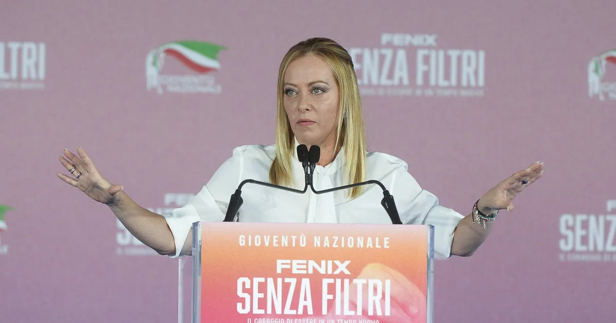 MELONI VAIKIB ⟩ Itaalia peaministri partei kontorist kaikusid fašismi ja Mussolinit ülistavad laulud