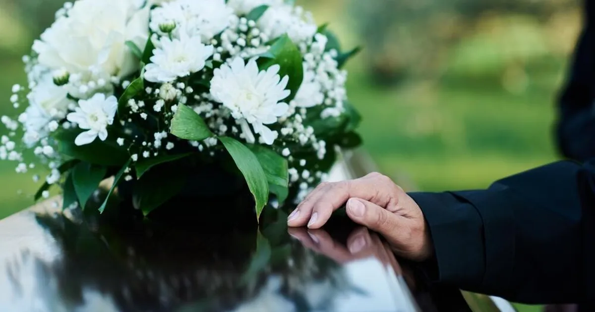 Isa matused tõid päevavalgele šokeeriva saladuse, mida ta oli 15 aastat varjanud