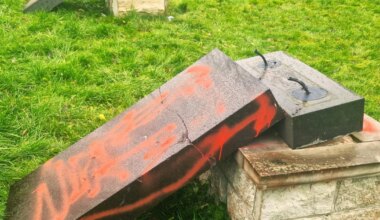 VALLO REIMAA ⟩ Sinimägede mälestusmärk on lõhutud