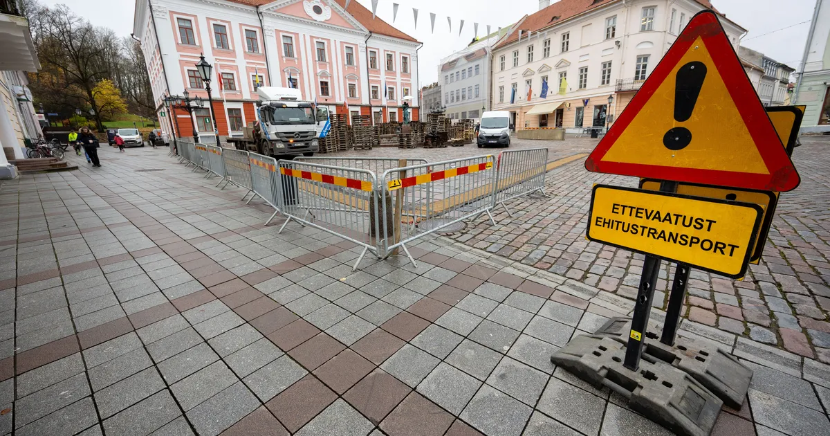 Raekoja platsil algas uisuväljaku ehitus