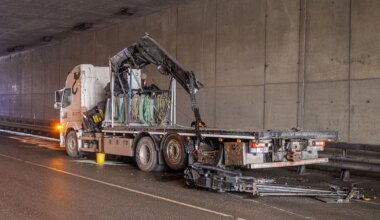 FOTOD JA VIDEO ⟩ Tõstukauto sõitis vastu Loo viadukti, masinast lekkis välja suur kogus hüdroõli