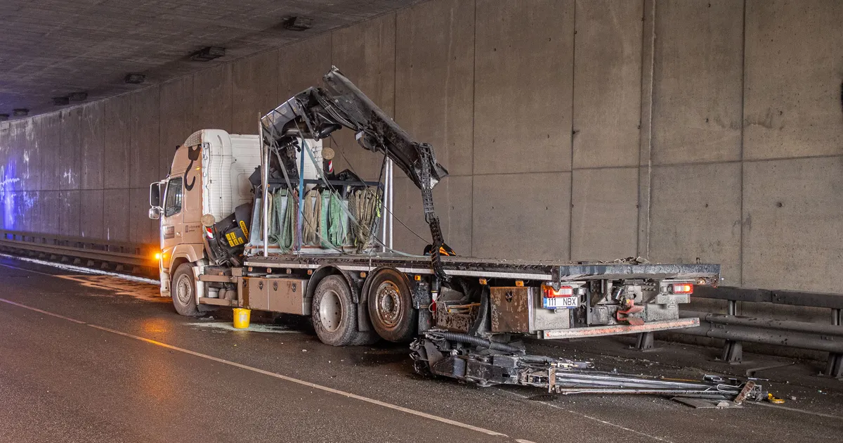 FOTOD JA VIDEO ⟩ Tõstukauto sõitis vastu Loo viadukti, masinast lekkis välja suur kogus hüdroõli