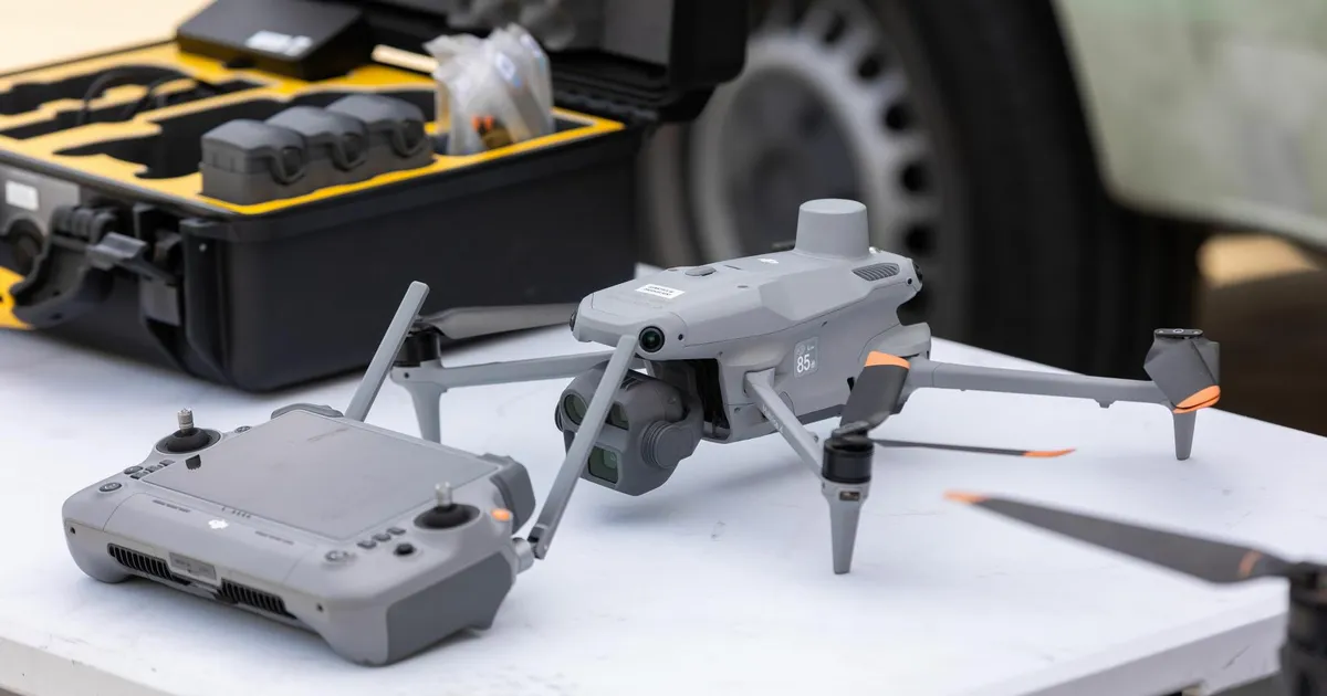 Kesklinnas kahe silla vahel lendavalt droonilt kõlavad hoiatused, kuid ohtu pole