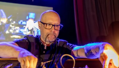 VIDEO ⟩ Bristolist Pärnusse tulnud Simon Whethami kunstiteose helidele vastasid samalaadse rütmiga kohalikud rähnid