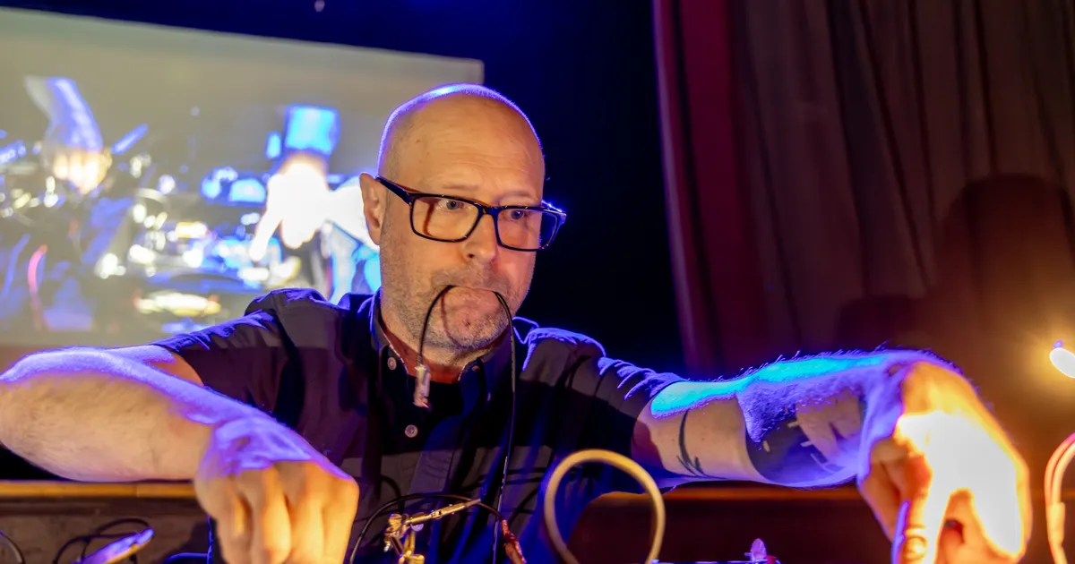 VIDEO ⟩ Bristolist Pärnusse tulnud Simon Whethami kunstiteose helidele vastasid samalaadse rütmiga kohalikud rähnid