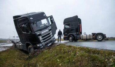 GALERII ⟩ Teepervel peatunud veok vajus kraavi - Postimees