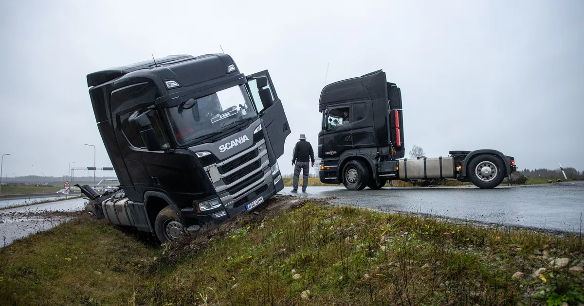 GALERII ⟩ Teepervel peatunud veok vajus kraavi - Postimees