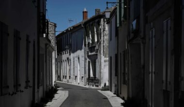 Prantsusmaal sõitis mees autoga rahva sekka